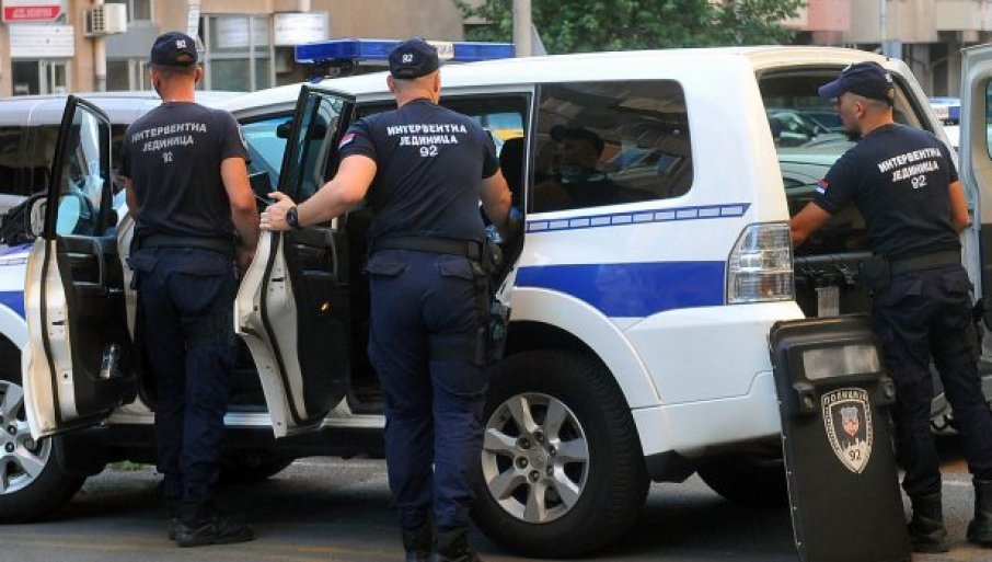 Koristili automobil OEBS-a za šverc droge: Petorica švercera osumnjičeni za krijumčarenje narkotika iz Albanije preko Kosova, uhapšeni na Novom Beogradu nakon primopredaje