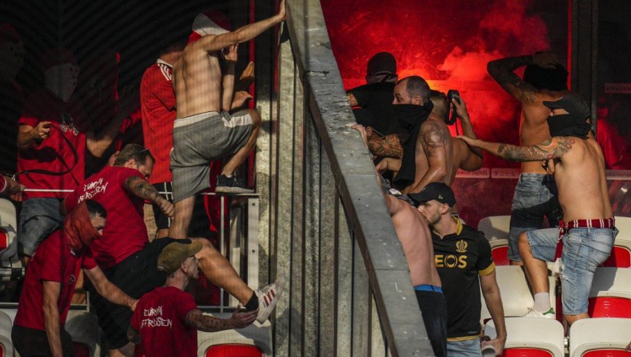 Divljanje kakvo se ne pamti na evropskim stadionima: Navijači Kelna i Nice se pobili na tribinama, redari tuku čime stignu! (VIDEO)