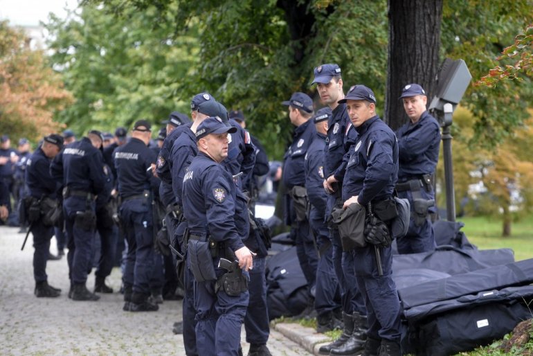 Centar Beograda pod blokadom zbog „Evroprajda“ i protivnika parade: Priveden raščinjeni monah Antonije, za sada mirno u prijestonici Srbije