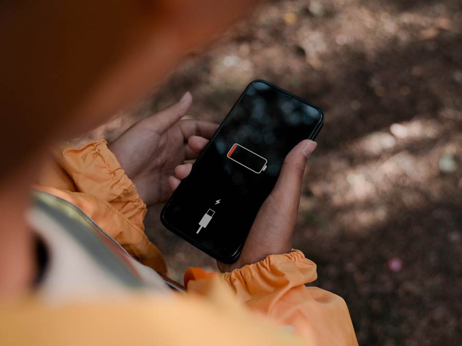 Telefon se brže prazni i naglo se gasi? Evo kako hladnoća utiče na baterije i šta da radite ako do toga dođe