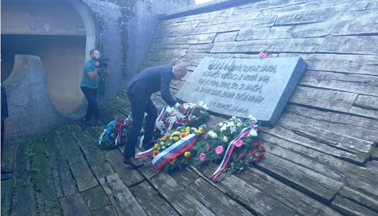 Božović položio vijenac u Jasenovcu: „Ovo je najveće mučilište srpskog naroda, ali i sveto mjesto za svakog Srbina“