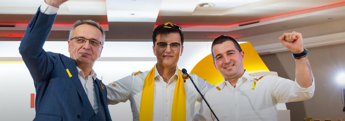 Daleko bilo, šalovi i marame Demokrata: Crveno postalo žuto!
