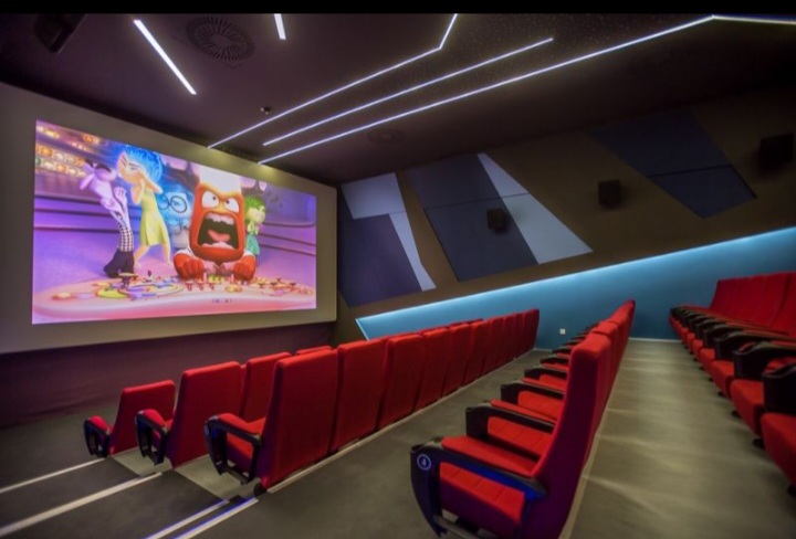 Bioskop se zatvara, Budva gubi 5.000 događaja godišnje (FOTO)