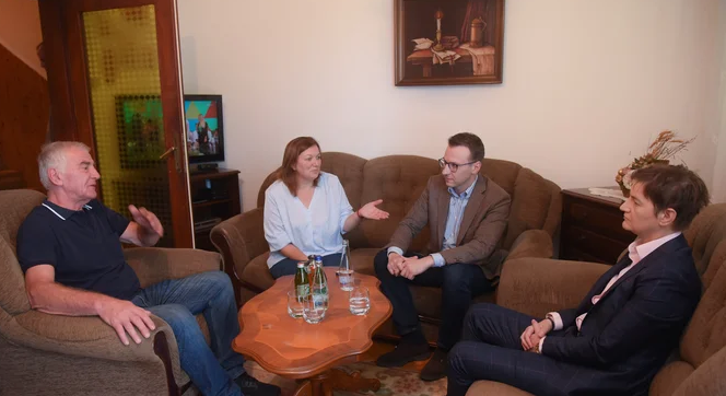 Brnabić u posjeti porodici uhapšenog Srbina na Kosmetu: Vlada i predsjednik neće ćutati na nepravde koje se dešavaju Srbima na KiM!