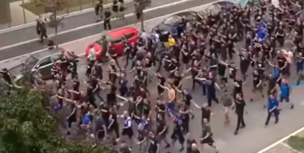 Ustaše bi bile ponosne: Navijači Dinama u Milanu salutirali nacističkim pozdravom i terorisali radnicu trafike (VIDEO)