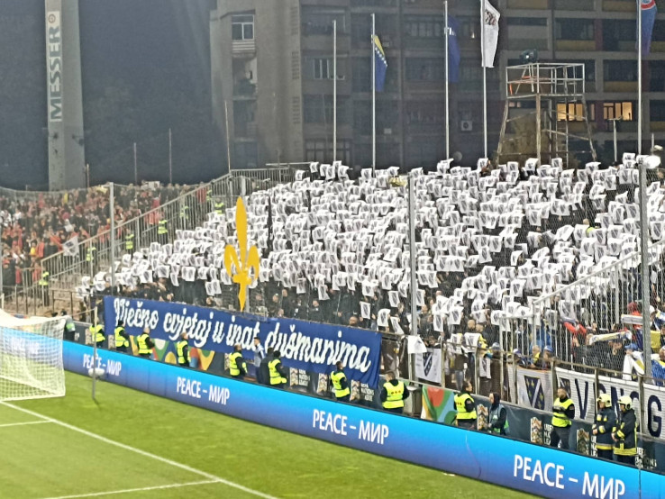 Ratne zastave muslimanske vojske na tribinama u meču BiH – Crna Gora: Portal iz Mostara traži od Hrvata da istupe iz reprezentacije