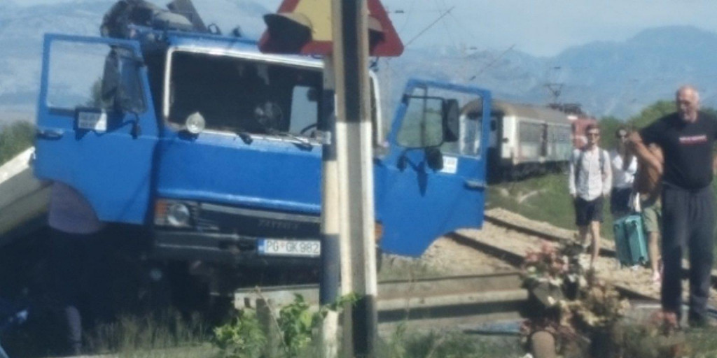 Na Vukovačkom mostu u Zeti: Došlo do udesa kamiona i voza, povrijeđena jedna osoba