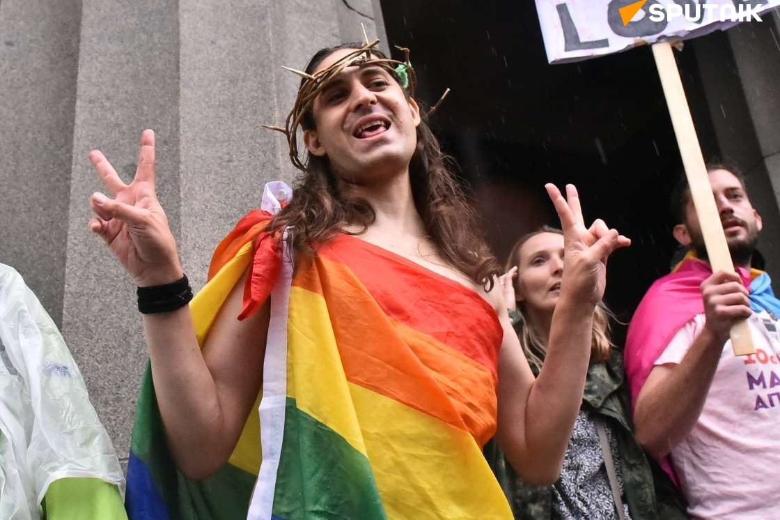 SRAMNO: Na Evroprajdu osoba koja ismijeva Isusa Hrista! (FOTO)