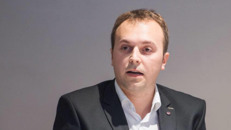 Fejzić može „lakše da diše“: Sead Šahman pušten da se brani sa slobode!