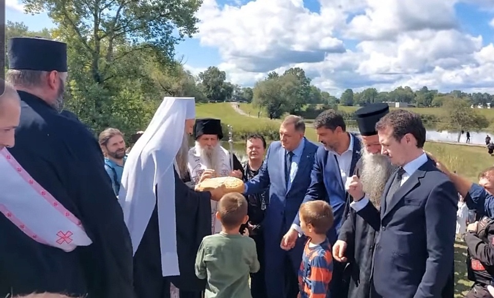 Božović prisustvovao liturgiji u Jasenovcu: Slava Bogu što se sjećamo naših junaka i vitezova