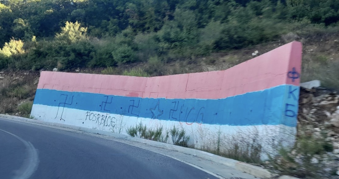 Ponovo oskrnavljena trobojka u Kučima: Pristalice DPS-a još uvijek nisu naučile da nacrtaju kukasti krst (FOTO)