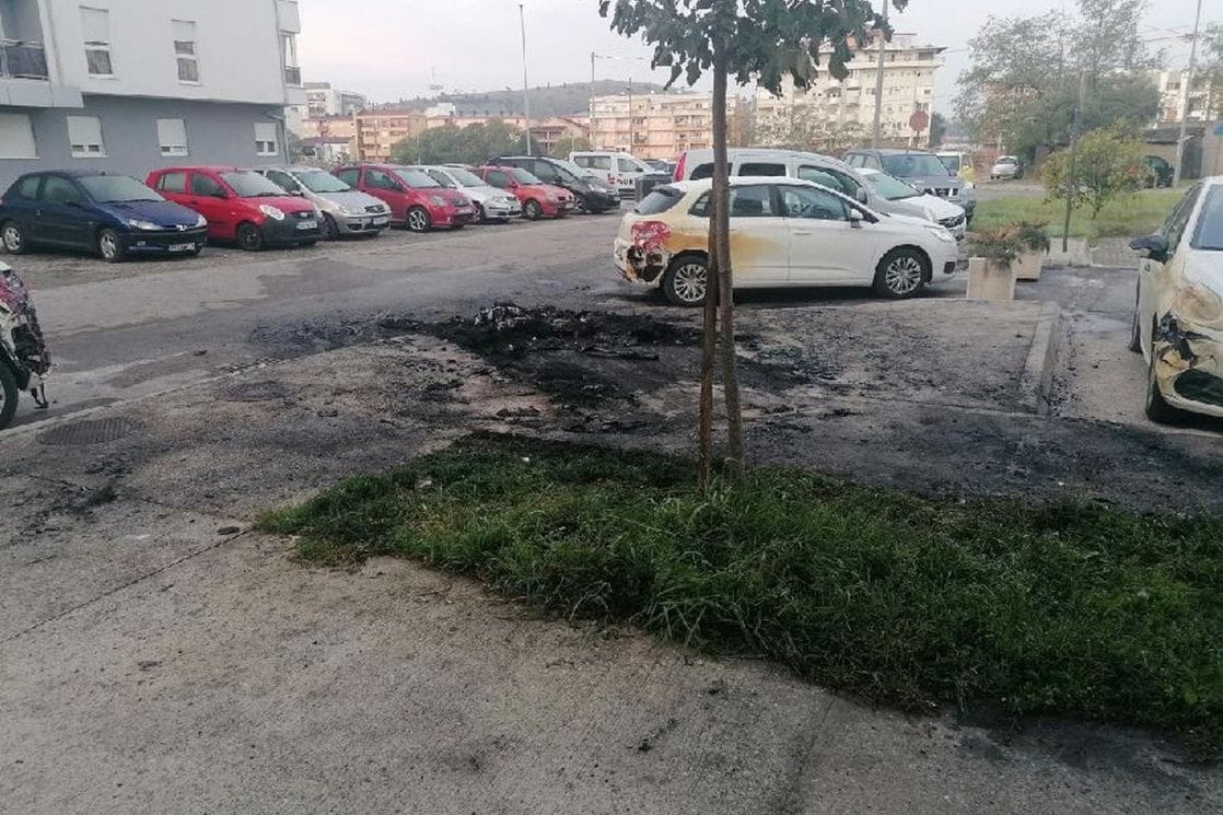 Na Zabjelu izgorio automobil, oštećena još tri vozila