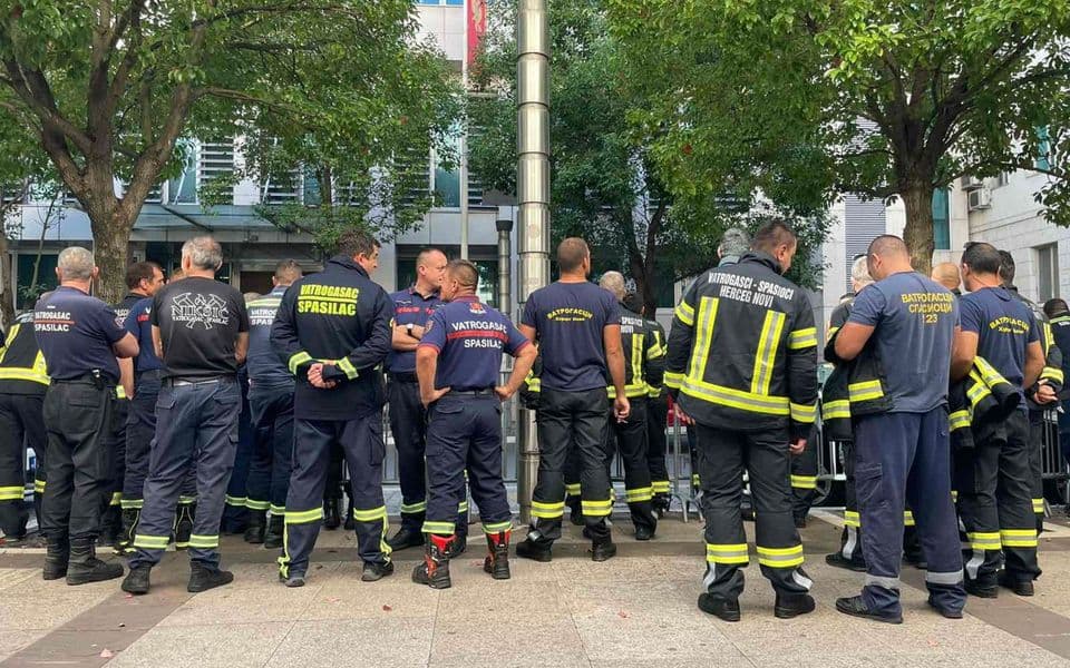 Protest vatrogasaca ispred Vlade: „Kad su požarne sezone imamo podršku i obećanja, a kad ispunjenje toga dođe na red svi nas zaborave“