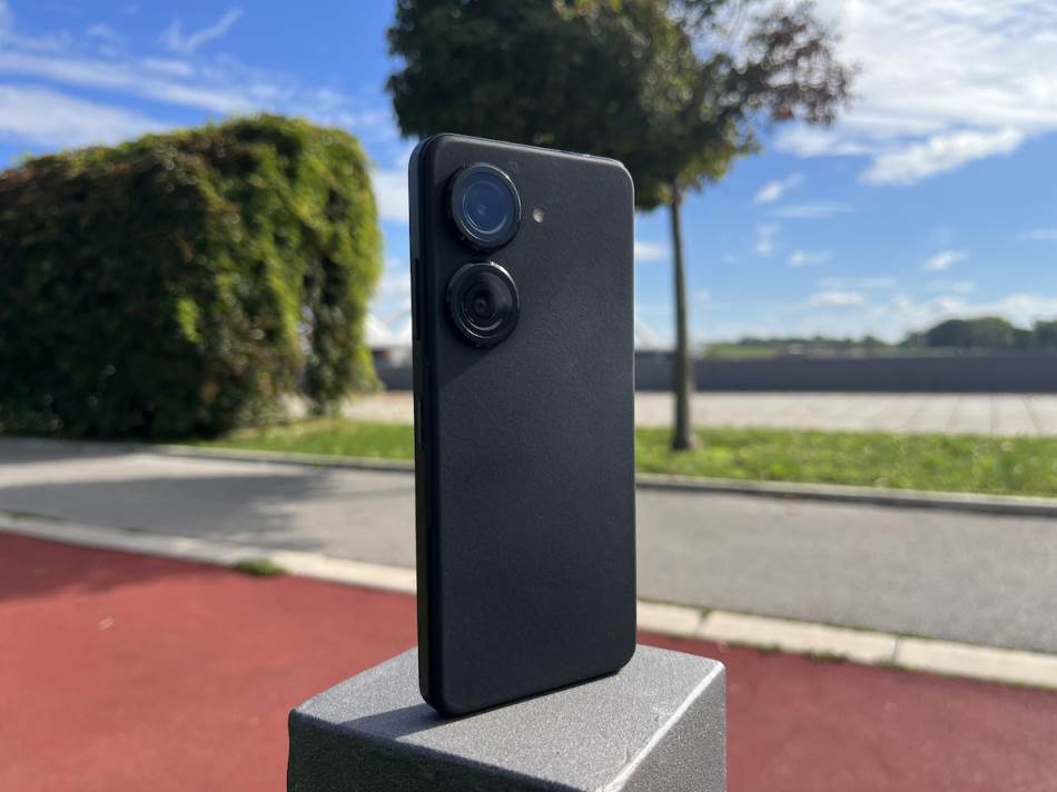 Testiran ASUS ZENFONE 9: Živio kralj kompaktnih telefona!