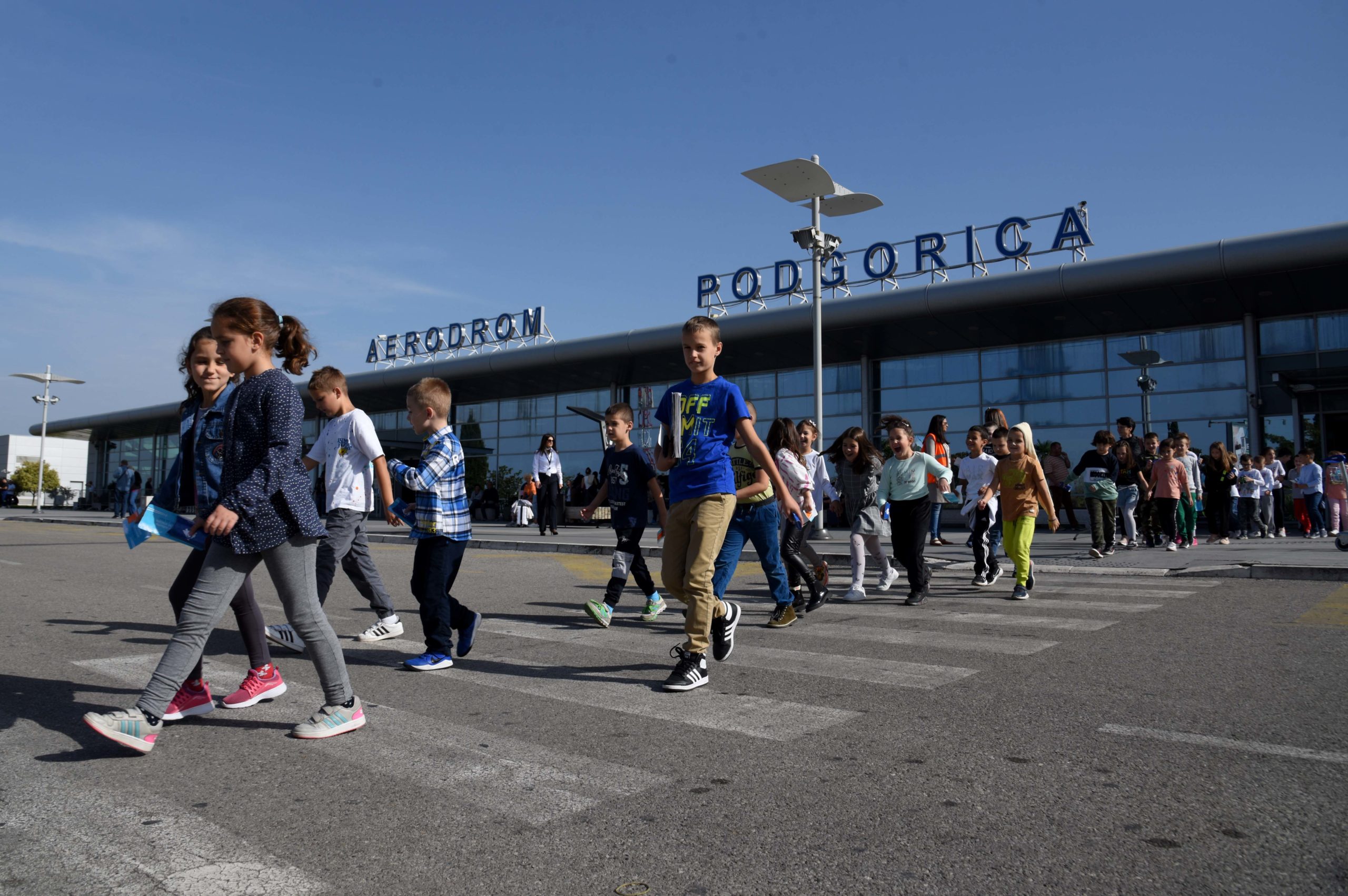 Učionicu “preselili” na aerodrom: Đaci od pilota i stjuardesa učili o vazdušnom saobraćaju