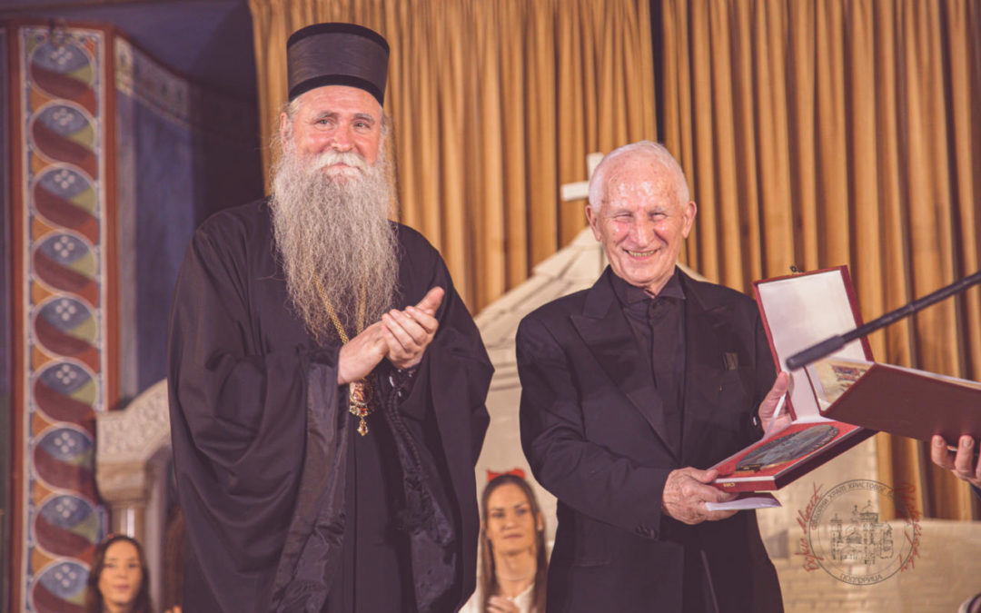 Bećkoviću uručena “Izviiskra Njegoševa”: Matijina poezija luča u tami ovoga vremena (FOTO)
