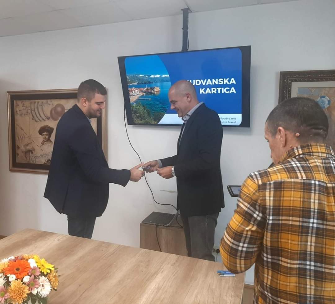 Predsjednik Opštine Budva Milo Božović dodijelio prvu „Budvansku karticu“!