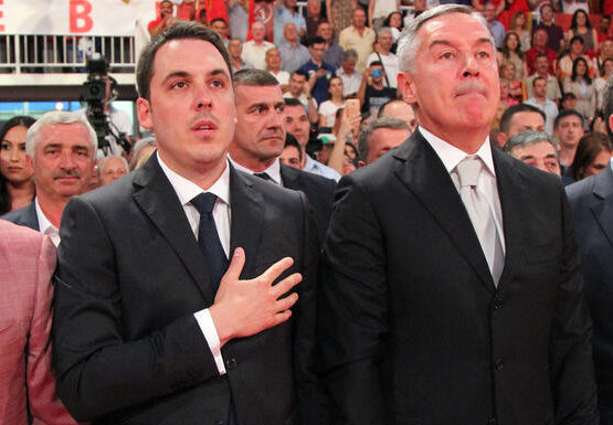 VUKOVIĆ  JE  PUŠTEN  NIZ MORAČU