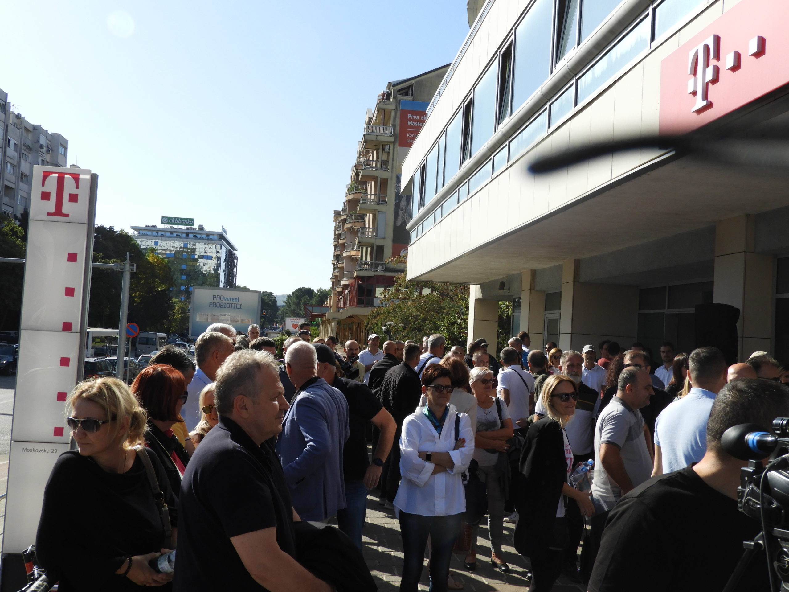 Sindikat Telekoma: Visokoprofitna firma iz države iznosi na stotine miliona evra, dok istovremeno čini sve da do maksimuma skreše troškove zaposlenih!