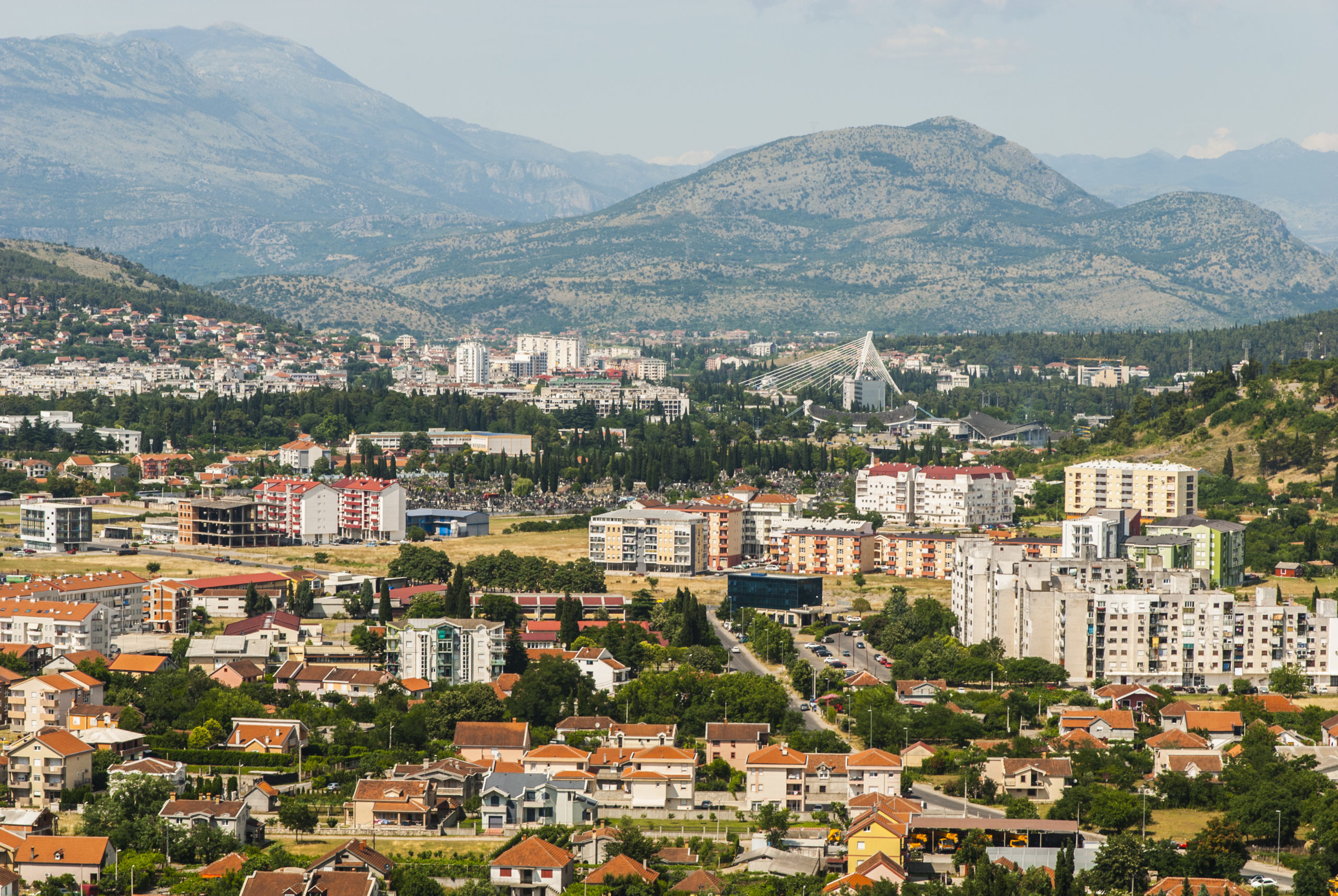 U Crnoj Gori danas umjereno do potpuno oblačno, u istočnim predjelima moguća i umjerena kiša