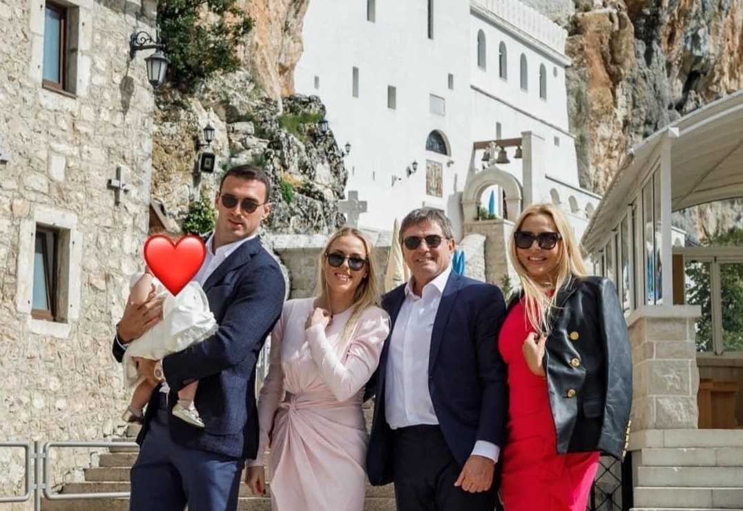 Piksi sa porodicom posjetio manastir Ostrog