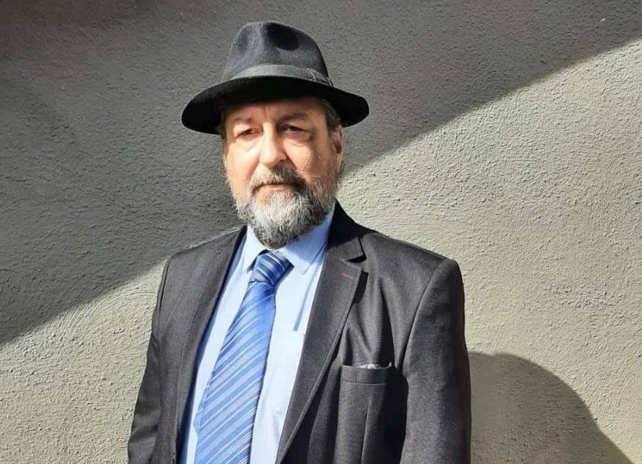 Ocu Branku Tapuškoviću birački odbor nije dopustio da glasa u mantiji, ali on ne dopušta da mu neko uskrati glasačko pravo!