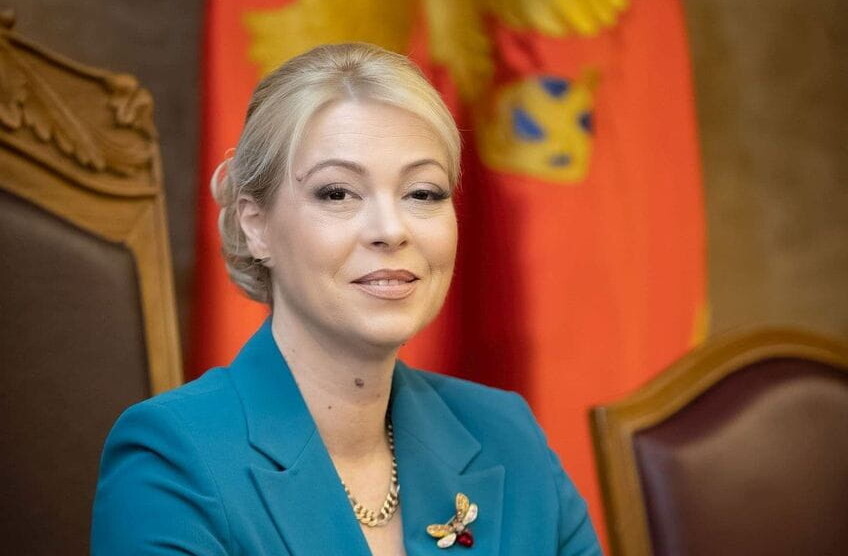 Danijela Đurović kao crnogorska Margaret Tačer