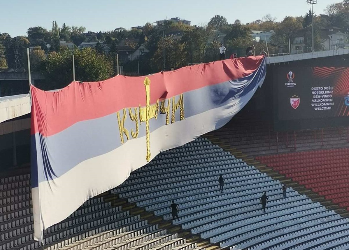 Bratska podrška: Kuči sa trobojkom od 100 metara stigli na stadion “Rajko Mitić” da bodre Zvezdu protiv Trabzona! (FOTO)