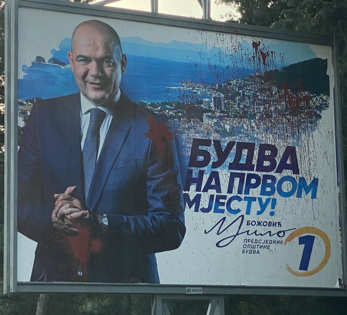 Uništeni bilbordi Mila Božovića u Budvi (FOTO)
