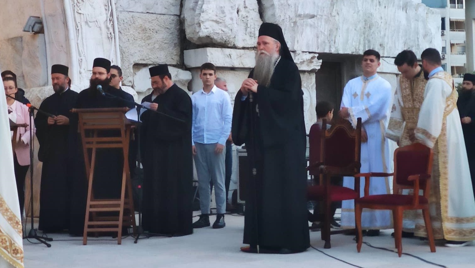 Mitropolit Joanikije sinoć odlikovao porodice sa mnogo djece
