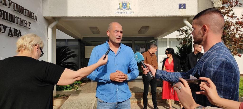 Budva: Među prvima jutros glasao predsjednik opštine Milo Božović