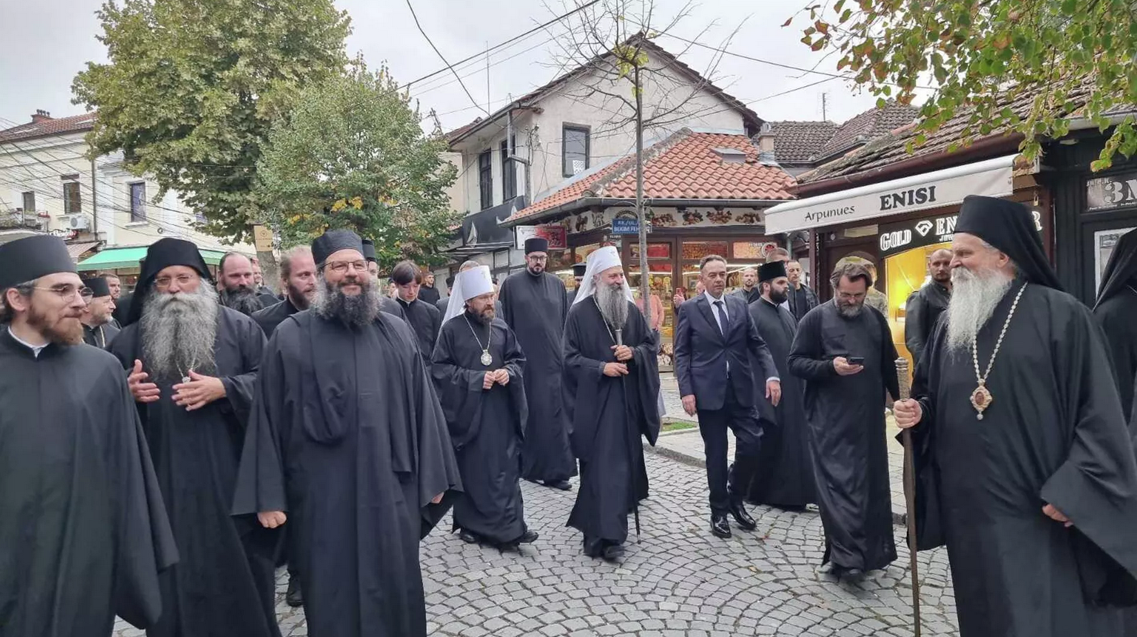 Patrijarh srpski Porfirije stigao na Kosovo i Metohiju i prošetao ulicama Prizrena