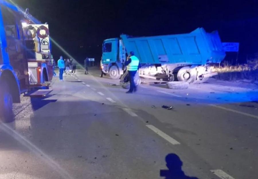 Dvojica mladića poginula sinoć u sudaru kamiona i automobila