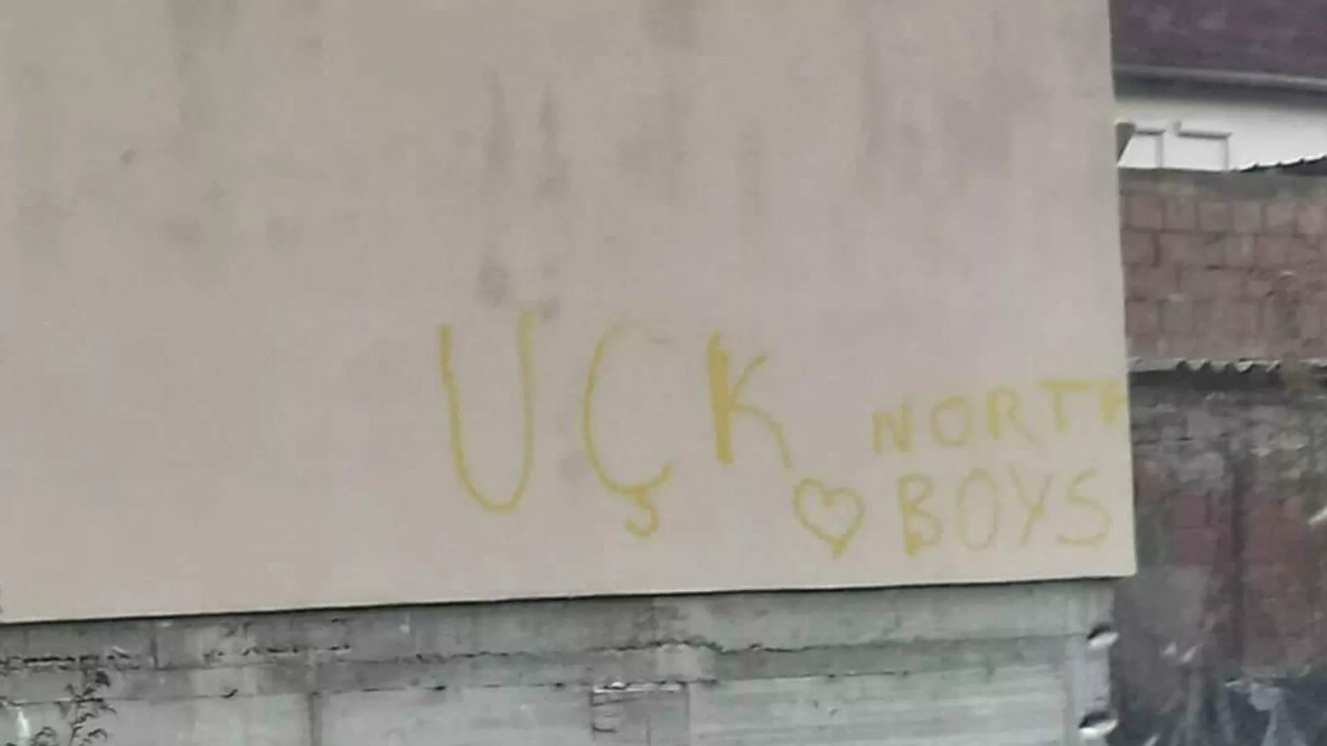 Nova provokacija u Kosovskoj Mitrovici: Ispisani grafiti posvećeni tzv. OVK
