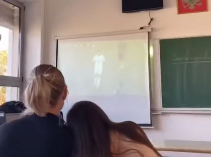 (VIDEO) Učiće posle, sada igra Srbija: Nastavnica podgoričke škole pustila učenicima utakmicu Kamerun-Srbija na video bimu, Darko Šuković zabrinut