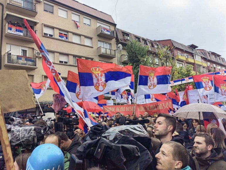 „OVO JE SRBIJA“ Završen skup u Kosovskoj Mitrovici: Srbi poslali poruku – Probudili smo se iz sna, druge zemlje nemamo (FOTO)