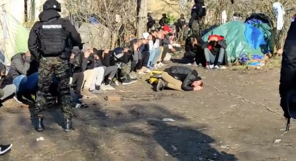 Velika akcija srpske policije na Horgošu: Privedeno 600 ilegalnih migranata, pronađena i kapa sa oznakom UČK!