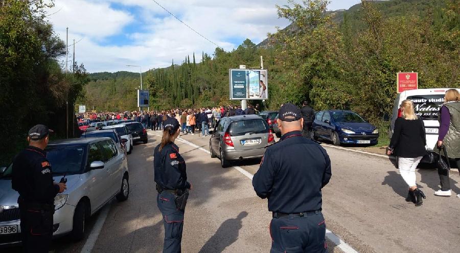 Herceg Novi: Blokiran Granični prelaz Debeli brijeg, građani protiv zatvaranja bolnice Meljine