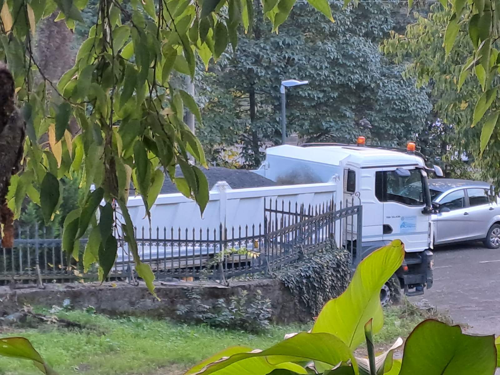 Kao u dobra stara vremena: Javno preduzeće „Putevi“ uređuje imanje Miomira Mugoše na Marezi! (FOTO)
