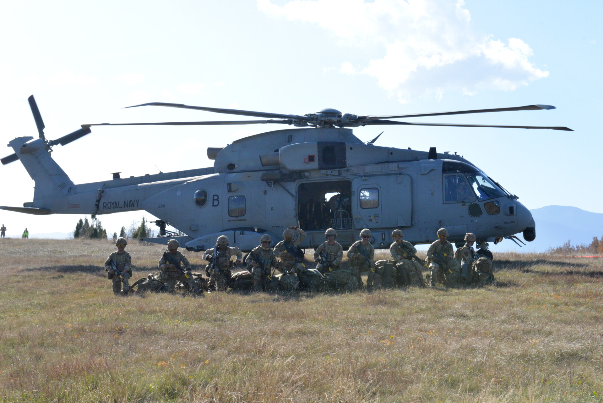 Pripadnici Vojske Crne Gore i britanski marinci izveli zajednički helikopterski desant u rejonu Pljevalja!