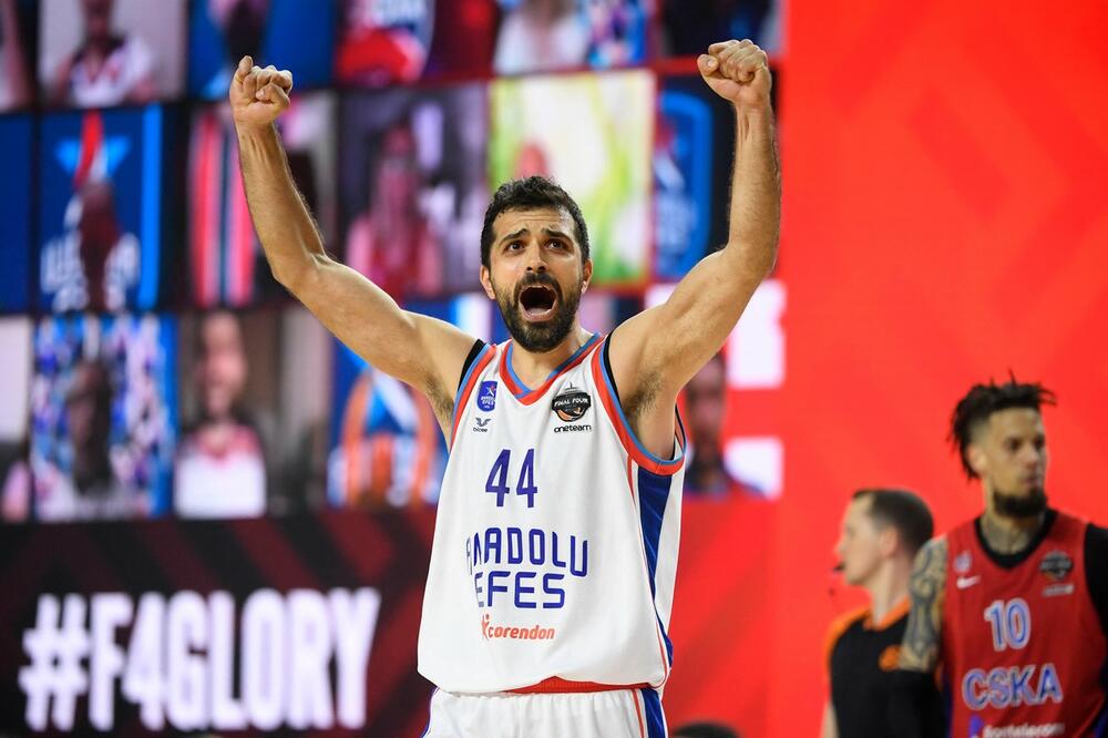 Kruno Simon drugi košarkaš čiji broj na dresu će Anadolu Efes povući iz upotrebe