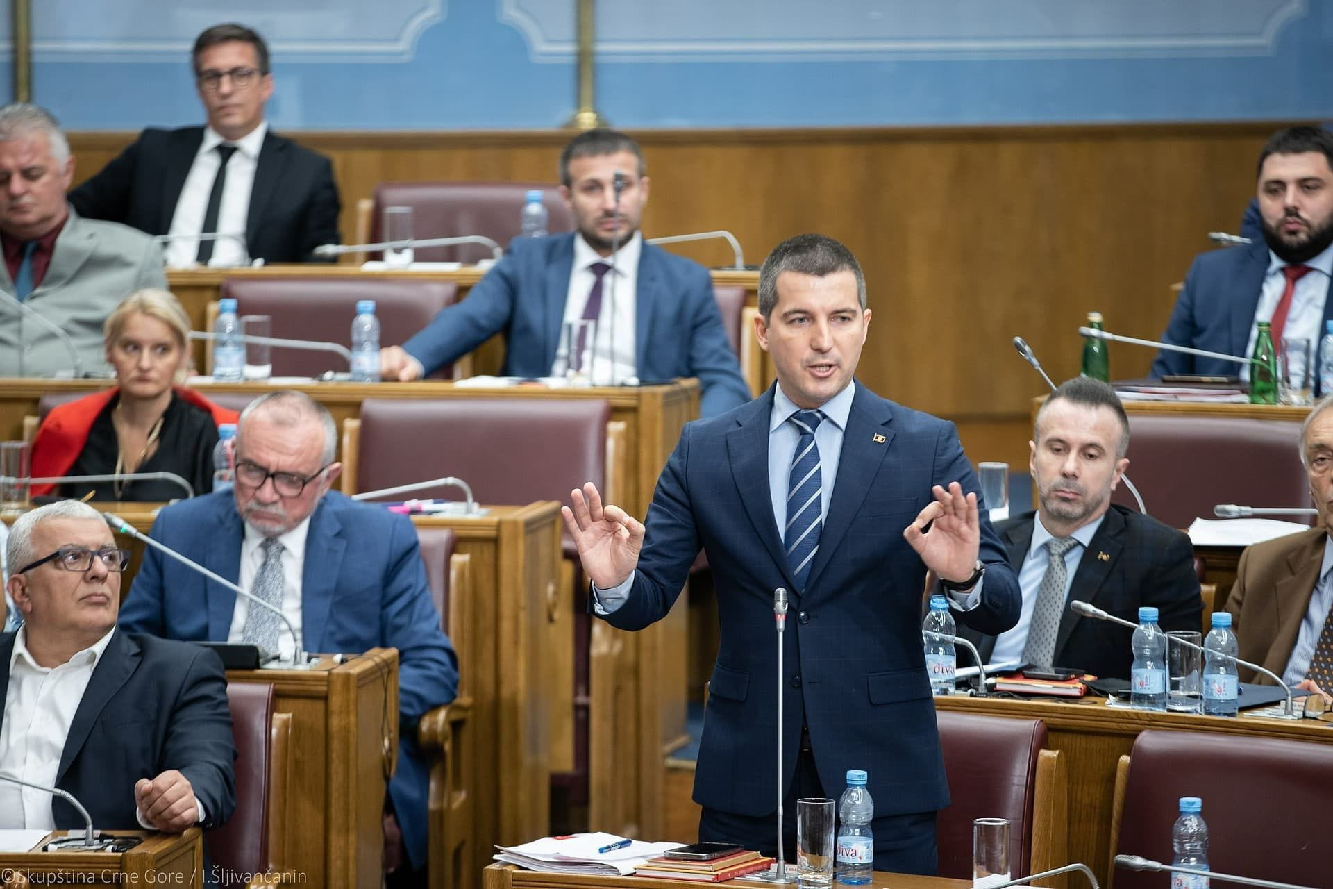 Bečić povodom Dana Njegoševog rođenja: Ako Vlada ne proglasi ponedjeljak kao neradan dan, izmijenićemo Zakon i umjesto jednog dana praznovanja, predvidjeti dva!