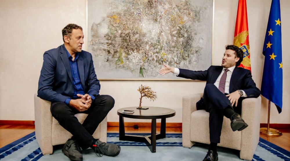 Uručen od strane Abazovića: Vlade Divac dobio crnogorski pasoš