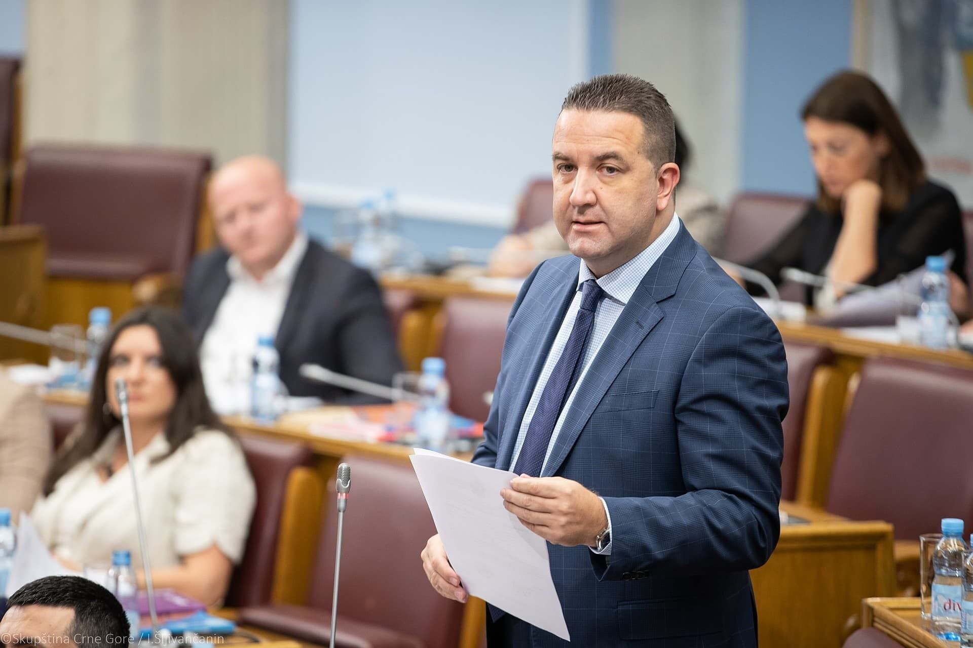 I DR JEVTO U HIST(O)ERIČARE ODE!