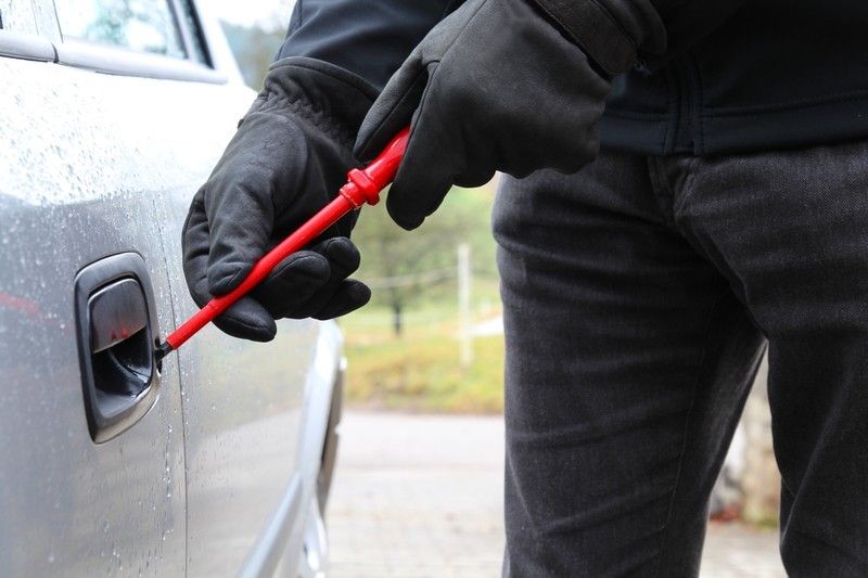 Zbog krađe sedam auta: Uhapšena dva lica, traga se za trećim!
