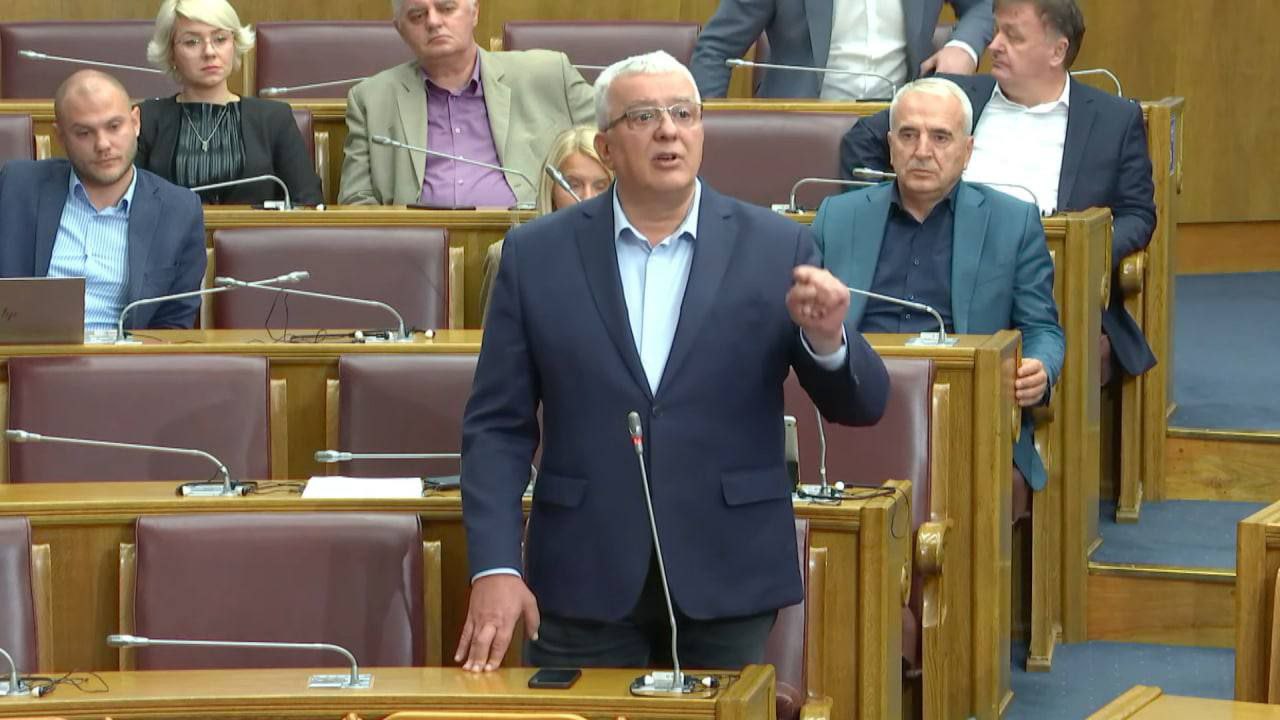 Mandić pohvalio odgovorno i mudro poslovanje rukovodstva EPCG: Na vašem primjeru se vidi koliko je ljekovito da se često mijenjaju vlasti!