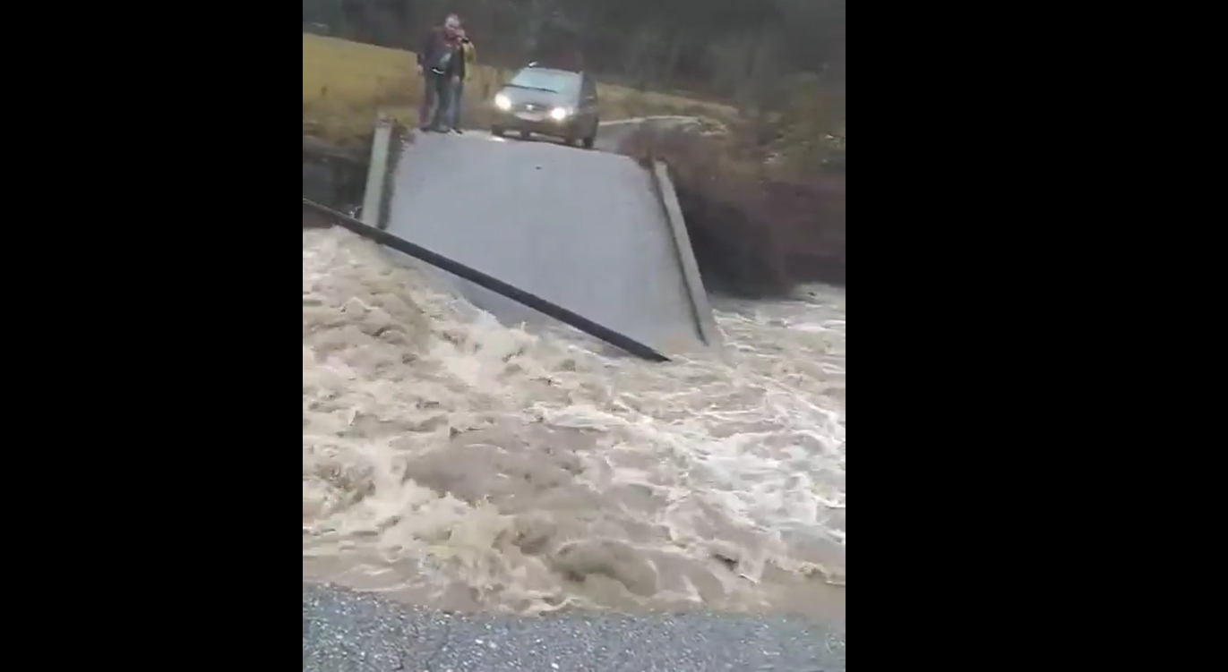 (VIDEO) Nabujala rijeka odnijela most u blizini Kolašina