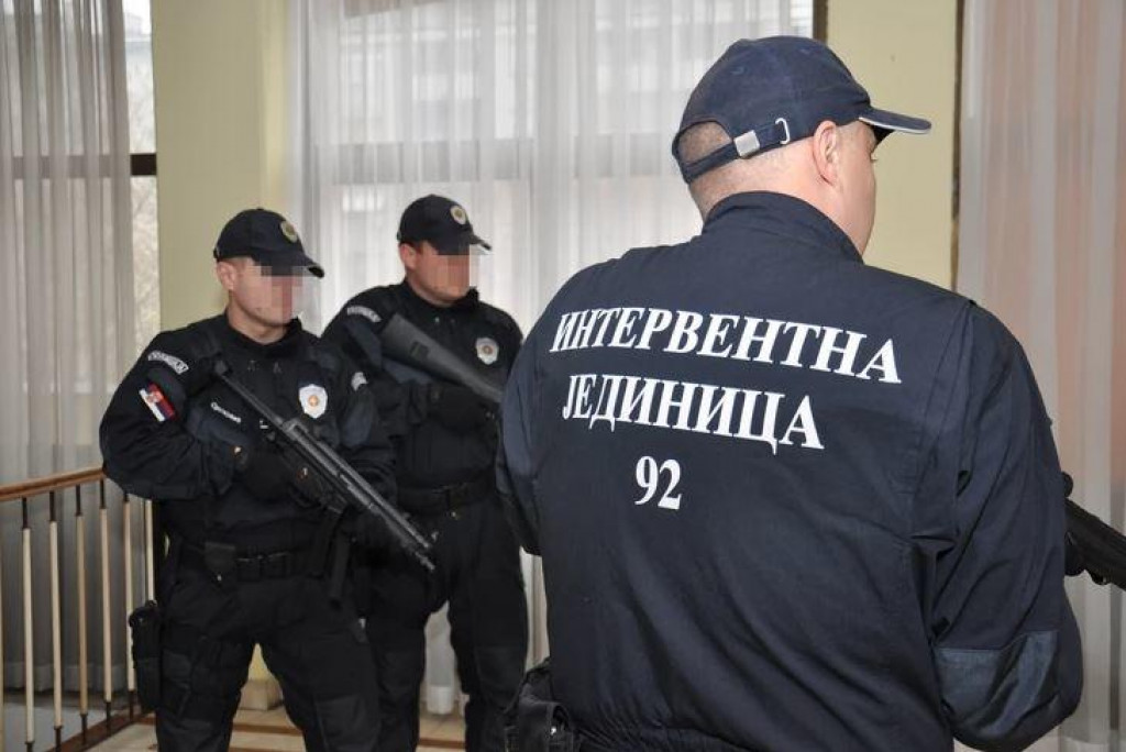 MUP Srbije: Kod uhapšenih migranata pronađeno automatsko oružje i obilježja OVK