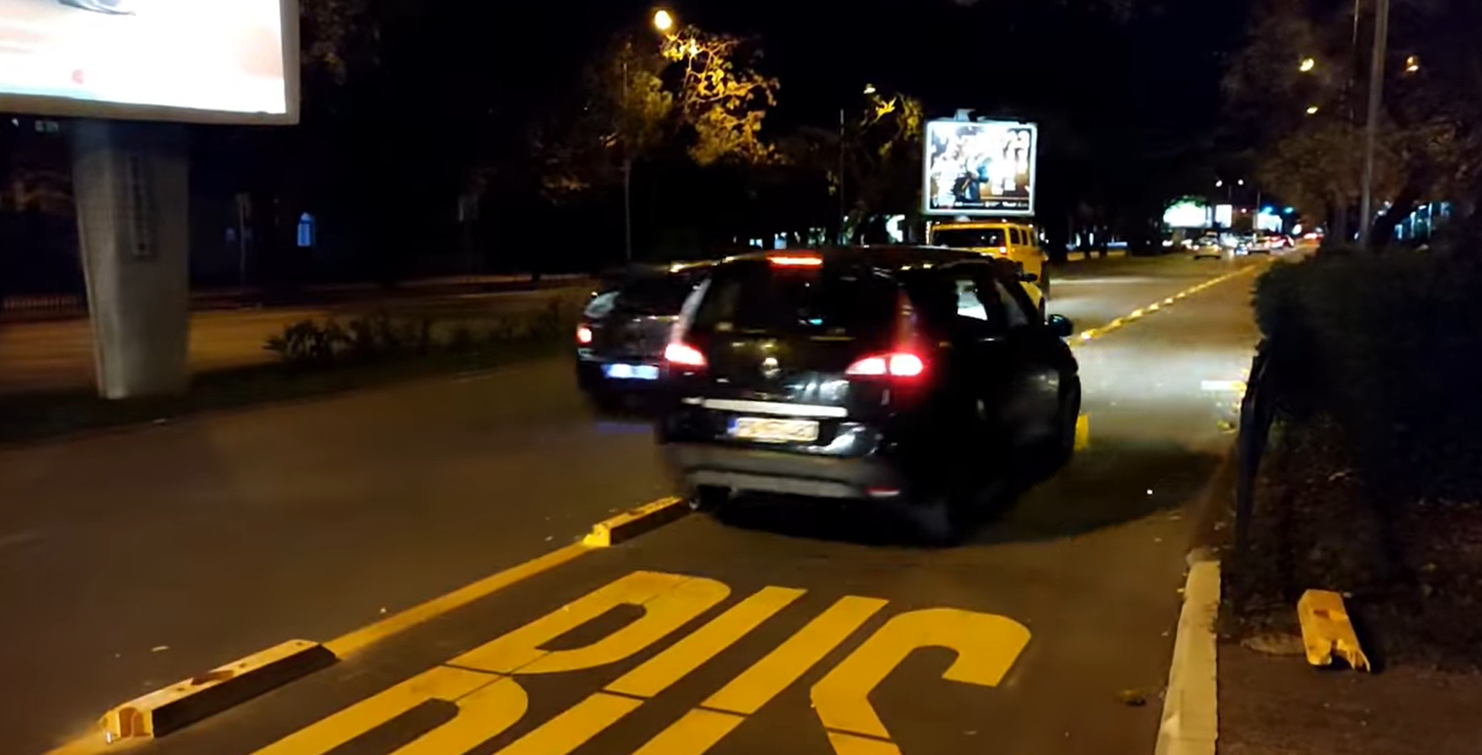 (FOTO/VIDEO)“Briljantna“ ideja Ivana Vukovića: Zatvorio traku u jednoj od najprometnijih saobraćajnica, namijenio je za autobuski i taksi prevoz a Podgoričani sad na njima lome auta!