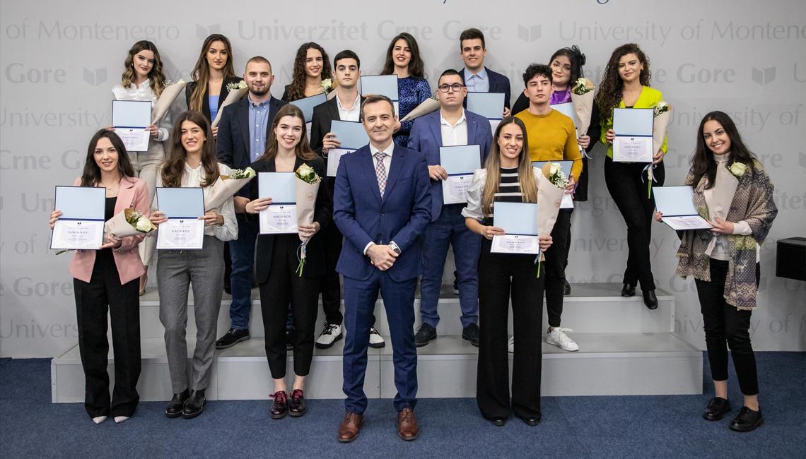 Rektor Vladimir Božović uručio nagrade najboljim studentima Univerziteta Crne Gore!